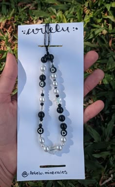 Bracelet For Phone, Phone Charms Aesthetic Black, Black And White Phone Charm, Straps Para Celular Ideas, How To Make Phone Charms, Black Phone Charm, Phone Strap Ideas, Seed Bead Bracelets Diy, Phone Necklace