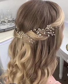 Grad Hairstyles, Blonde Wedding Hair, Hoco Hairstyles, Quince Hairstyles, Clip Hairstyles, Short Wedding Hair, Hoco Hair, Brunette Hair, Layered Hair