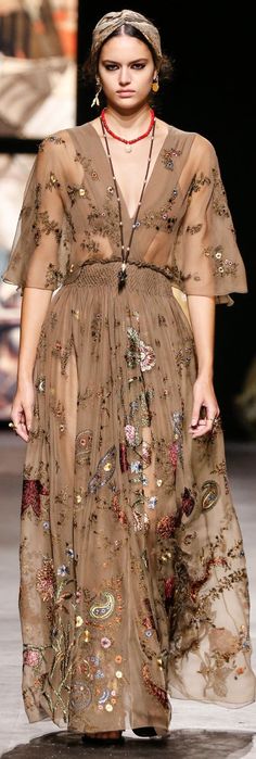 Prada Couture, Runway Backstage, Taupe Fashion, Red Carpet Style, Fashion Inspiration Board, Christian Dior Couture, Dior Couture, Alberta Ferretti