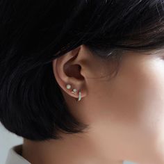 This threaded flat back single stud is set in 14K Gold and a round white opal gemstone with beaded details. Worn on helix, forward helix, flat, tragus, conch and upper lobe piercings.| Lead and Nickel free. Sold as a SINGLE earring, purchase 2 for a pair 14K Solid Gold Opal Diameter 4.5mm(0.18in) Post Length 8mm, Thickness 0.8mm(20ga) Front threaded screw closure on 4mm flower flat back #JS083-G Lobe Piercings, Upper Lobe, Tragus Conch, Flower Flat, Forward Helix, Precious Opal, Beaded Flats, Sapphire Studs, Lobe Piercing