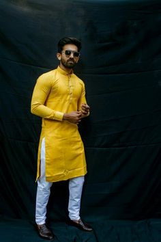 Haldi Outfits For Men, Indian Designer Suits Party Wear, Haldi Ceremony Outfit For Men, Men Fashion Wedding, Haldi Outfits, Wedding Kurta