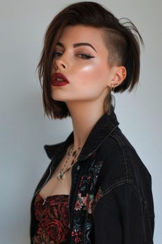 Young woman with side-shaved hairstyle, bold makeup, and wearing hoop earrings and a floral top under a denim jacket. Rock Haircut For Women, Rock Haircut, Grunge Haircuts, Badass Haircut, Messy Layers, 90s Grunge Hair