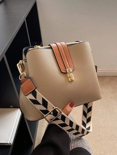 Style:Fashionable \nColor:Khaki \nDetails:Buckle \nDetails:Tassel \nType:Square Bag \nBag Size:Medium \nStrap Type:Adjustable \nClosure Type:Buckle \nPattern Type:Colorblock \nPattern Type:Plain \nPattern Type:Textured Pattern \nCoating:100% Polyurethane \nComposition:100% Polyurethane \nMaterial:PU Leather \n Women Purses 2023, Hand Bags For Women Style, Street Style Handbags, Spring Purses, Classic Crossbody Bag, Handcrafted Handbags, Luxury Leather Bag, Trendy Purses, Everyday Handbag