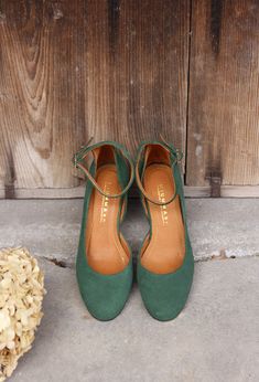 This is our version of the perfect classic pumps. Gently rounded front, subtle cut and stable noble leather heel. You move confidently and feminine in them. Every shoe is handmade of all-natural leather, in a small family manufacture, with decades-long experience. UPPER: natural bottle green suede leather INSIDE: natural goat leather, beige SOLE: black (tuni leather) CLASP: gold (metal with no nickel) HEEL: coated 6 cm Our handmade shoes hold a 2-year guarantee, however, they last longer with pr Green Court Shoes With Sculpted Heel And Round Toe, Green Almond Toe Court Shoes With 4-inch Heel, Elegant Green Slingback Pumps With Round Toe, Classic Green High Heels, Pumps With Straps, Boho Style Shoes, Boho Style Bag, Classic Pumps, Mary Jane Heels