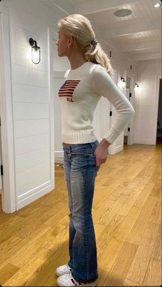 Old Money Vanilla Girl, Stockholm Style Jeans, Vanilla Girl Clothes, Vanilla Girl Outfits, Flare Jean Outfit, Stockholm Stil, Skandinavian Fashion, Stockholm Style, Vanilla Girl