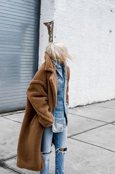 Teddy Coat Outfit, Fall Fashion Coats, Goth Outfit, Winter Inspiration, Grey Coat, Coat Outfits, Mode Inspo, 가을 패션, Classy Women