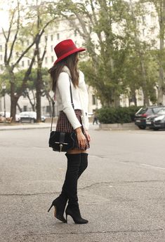 Red Fedora Hat Outfit, Skirt White Outfit, Outfit Sombrero, Sombrero Outfit, Red Hat Outfit, Fedora Hat Outfits, Elevated Wardrobe, Hat Outfits, Accessories Outfit