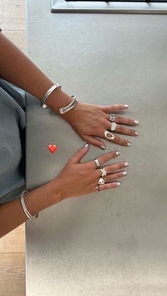 Silver Jewellery Aesthetic Rings, Lots Of Silver Jewelry Aesthetic, Oura Ring Styling Silver, Old Money Ring Stack, Silver Grunge Rings, Matte Silver Jewelry, Silver Jewelry Brown Skin, Silver Jewelry Outfits, Silver Jewlery Photos Aesthetic