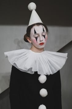 perriot clown costume Mime Clown Costume, Harlequin Halloween Costume, Harlequin Clown Costume, Dark Clown Costume, Perriot Clown, Mime Aesthetic, Pierrot Clown Makeup, Clown Costume Ideas, Pierrot Clown Costume