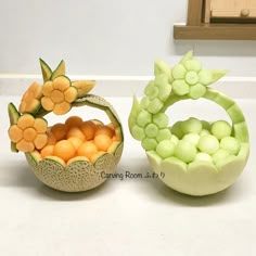 フルーツカービング　メロンカービング　メロンの器　メロンボウル Fruit Platter Ideas Party, Carved Fruit, Edible Fruit Arrangements, Fruit Cake Design, Catering Food Displays, Fruit Crafts, Fruit Platter Designs, Decorações Com Comidas, Food Sculpture