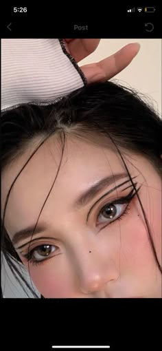 Sassy Makeup Looks, Graphic Liner Asian Eyes, Douyin Graphic Eyeliner, Graphic Eyeliner Asian, Graphic Eyeliner Asian Eyes, Brushes Cantante, Asian Graphic Liner, Ateez Makeup Inspired, Droopy Eyes Makeup