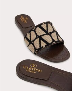 Toile Iconographe Slide Sandal for Woman Luxury Flat Heel Slides For Beach, Designer Brown Flat Slides, Designer Beach Slides With Branded Insole, Designer Slides With Branded Insole For Beach, Designer Flat Slides For Beach, Luxury Brown Sandals With Woven Sole, Designer Beach Slides With Flat Heel, Designer Flat Heel Slides For Beach, Luxury Slip-on Slides For Vacation