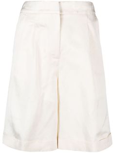 cream white cotton blend high-waisted pleat detailing concealed front fastening tailored cut two side slit pockets two rear welt pockets turn-up hem above-knee length British Royal Families, Yoko London, Tailored Shorts, Pleated Shorts, Leather Shorts, Chino Shorts, Barack Obama, Ski Wear, British Royals