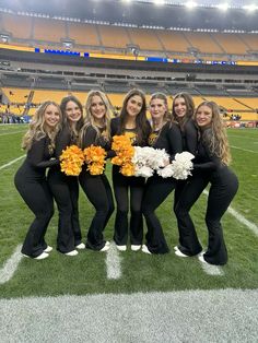 the cheerleaders are posing for a photo before their team's football game