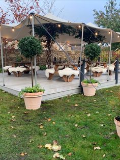 Garden at The Methuen Arms Pub Beer Garden Ideas, Pub Garden Ideas, Garden Cafe Ideas, Instagramable Cafe, Beer Garden Wedding, Beer Garden Design, Beer Garden Ideas, Picnic Restaurant, Cottage Garden Style