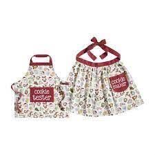 two children's aprons are shown with the name cookie biscuit on them