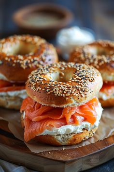 Bagels topped with cream cheese and smoked salmon. Healthy Breakfast Bagel Sandwich, Bagels With Cream Cheese, Bagel Sandwich Recipes, Smoked Salmon And Cream Cheese, Savory Brunch, Breakfast Savory, Cream Cheese Bagel, Bagel Sandwiches