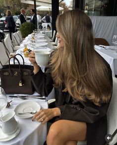 Luxury Autumn Aesthetic, Cute Office Outfits, Cosy Autumn, Elegant Classy Outfits, Chic Business Casual, Coffee Shop Aesthetic, Dream Fashion, Denim Jacket Outfit, Caramel Hair