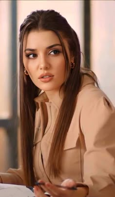 Hande Ercel Style, Turkish Women Beautiful, Turkish Beauty, Hande Ercel, Girl Face, Pretty Face, Maquillaje De Ojos, Hair Tutorial, Long Hair