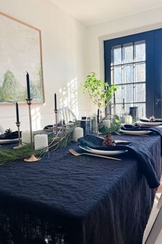 Dark Linen Table Setting Idea for your Festive Table Dark Table Setting, Christmas Table Inspiration, Wedding Farmhouse, Dark Table, Setting Inspiration, Table Setting Inspiration, Black Linen, Linen Napkins