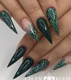 Winter Stiletto Nails, Nails Ideas Stiletto, Summer Stiletto Nails, Nail Art Stiletto, Acrylic Nails Stiletto, Stilleto Nails Designs, Emerald Nails, Green Acrylic Nails, Unghie Nail Art