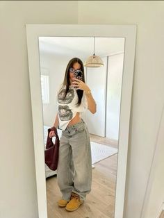 Grey Jeans Outfit, Pakaian Hipster, Street Style Outfits Casual, Uni Outfits, Outfit Inspo Casual, Tomboy Outfits, School Looks