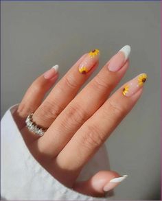 Bridal Shower Nails For Bride Almond, Nails Short Almond Summer, Mum Nails, Viral Nails, Sunflower Nails, Trending Nails, Top Nails, Nail Time, Holiday Nail