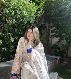 Salwar Aesthetic Poses, Salwar Suit Photography Poses, Pakistani Suits Aesthetic, Suit Poses Ideas, Photo Poses In Suit, Pakistani Poses, Eid Pose Ideas, Indian Aesthetic Outfit, Pakistani Suits Casual