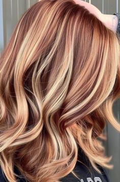 When fall rolls around, plenty of women run to the hair salon asking for auburn locks. And why shouldn’t they? That delightful, rich, and warm blend of red Soft Calico Hair, Blonde Hair With Copper Lowlights, Auburn Hairstyles, Contrast Hair, Fall Rolls, Auburn Blonde Hair, Autumn Hairstyles, Mane Magic, Brown Hair Trends