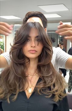 Butterfly Haircut On Medium Length Hair, Medium Hair Butterfly Cut, Butterfly Haircut Medium Length, Haircut Brunette, Hair Goal, Butterfly Haircut, Honey Brown Hair, Haircut Style