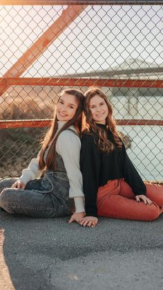 Cousin Photoshoot Ideas Adults, Friend Birthday Photoshoot, Best Friend Birthday Photoshoot, Poses For Siblings, Mother And Daughter Poses, Family Fall Pics, Older Sibling Photography, Older Sibling Poses