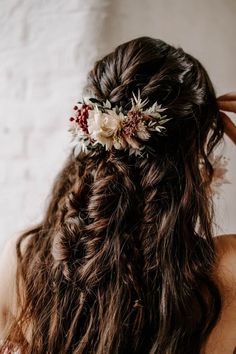 Natural Flower Hair Wedding, Real Flower Wedding Hair, Real Flower Headpiece Wedding, Dried Flowers In Hair Wedding, Flowers Hair Bride, Bridal Hair Dried Flowers, Wedding Hair With Real Flowers, Floral Headdress Wedding, Wedding Hair Flowers And Veil