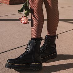 Grunge Valentines, Dr Martens Fashion, Boots Grunge, Look Grunge, Anti Valentines, Mode Shoes, Fashion Vogue