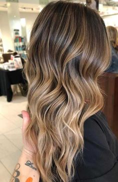 winter hair color ideas, brown hair colors , hair colors 2020, blonde hair colors, balayage colors, balayage brunette, balayage brown, caramel balayage #haircolor balayage blonde, dark blonde balayage #haircolors Blond Balayage, Bronde Hair, Brunette Balayage, Hair Color Light Brown, Fresh Hair, Brown Blonde Hair