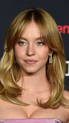 Sydney Sweeny Bangs, Sydney Sweeney Hair Bangs, Sydney Sweeney Curtain Bangs, Sydney Sweeney Haircut, Sydney Sweeney Bangs, Sydney Sweeney Hair Anyone But You, Sidney Sweeney Hair, Sydney Sweeney Hair, Feminine Haircuts