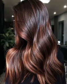 Balayage chocolat : ces nuances qui nous font fondre ! Brown Hair Red Balayage, Cinnamon Balayage, Brunette Ombre, Chocolate Brown Hair Color, Hair Color Chocolate, Ash Blonde Highlights