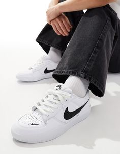 Sko, støvler og sneakers fra Nike SB Snør skoene og kom i gang Design med lav profil Lukkes med snørebånd Foret pløs og manchet Med Nike brandmærke Ventilationshuller Slidstærk ydersål i gummi Slidmønster med struktur Nike Sb Force 58 Outfit, Nike Sb Force 58, Nike Branding, Flip Flop Boots, Leopard Print Baby, Baskets Adidas, Shorts Co Ord, Nike Brand, Woman Shoes