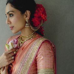 Sobhita Dhulipala Sobhita Dhulipala, Lehenga Bollywood, Indian Makeup Looks, Peach Color Saree, Flowers For Her, Naga Chaitanya, Engagement Saree, Engagement Lehenga, Saree Hairstyles