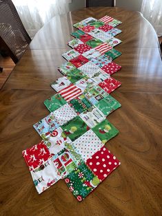 the table is lined up with christmas themed placemats on top of each other