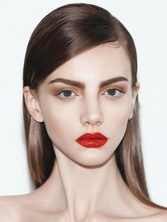 15 Sleek Holiday ‘Dos Fresh Off the Runway --- Deep Side Part: A minimalist mane calls for matte skin and a punchy lip. Tuck your hair behind your ears to showcase your strong brow game. Makeup Runway, Holiday Makeup Looks, Matte Skin, Minimalist Beauty, Side Hairstyles, Holiday Beauty, Beauty Make-up, Trendy Wedding Hairstyles, Holiday Hairstyles