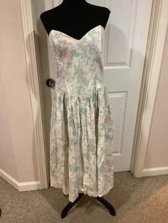 This nice 80s 90s Jessica McClintock Gunne Sax pastel floral print strapless dress with deep v princess waist iconic dress with matching cropped jacket to match comes to you in a size L. The colors are not as bright as they once were. Overall good used cond. pls compare the measurements I give you to those in your closet. Iconic Dresses, Jessica Mcclintock, Gunne Sax, Pastel Floral, Cropped Jacket, Dress Clothes For Women, Deep V, Strapless Dress, Floral Print