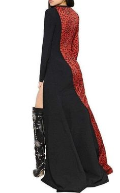 Faites une entrée remarquée dans cette robe noire et rouge de Fausto Puglisi. 
Coupé selon une silhouette fluide et ajustée, ce modèle est orné de manches longues et d'un col en V et confectionné à partir d'empiècements de soie à imprimé léopard noir et rouge. 
Avec une traîne frappante, vous rayonnerez de glamour pendant des heures. 
Col V profond. Manches longues. 
Fermeture zippée et crochet dissimulés au dos. 
Fente devant de la hanche jusqu'à l'ourlet. 
Couture dos diagonale. 
L'emplacement Red Leopard Print, Fausto Puglisi, Red Leopard, Red Gowns, Silk Gown, Gowns Online, Print Placement, Red Silk, Black Satin