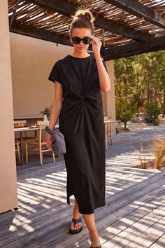 Black Cotton Dress Outfit, Midi Black Dress Outfit, Outfits For Humid Weather, Summer Midi Dress Outfit, Casual Look For Women, Womens Summer Dresses, Twist Short, Edgy Boho, America Trip