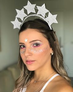 De ontem ✨💕 #carnaval2019 #voudeitatelier #makecarnaval #carnaval2019 #inspiraçãocarnaval #makedecarnaval Glitter Ideas, Make Carnaval, Glitter Bar, Painted Faces, Glitter Face, Face Painting, Maquillaje De Ojos, Candy Bar, Carnival Face Paint