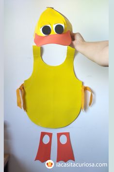 Disfraz de pato hecho con foami que consta de cachucha, mandil y zapatitos Duck Costume Diy, Duck Fancy Dress, Paper Costume, Duck Costume, Fancy Dress Competition, Duck Costumes, Ugly Duckling, White Ducks, Diy Costumes