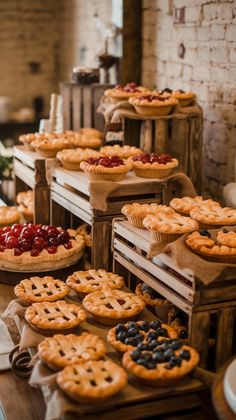 10+ Affordable Rustic Dessert Bar Ideas for A Sweet Wedding Unique Wedding Dessert Ideas, Wedding Dessert Bars, Rustic Wedding Dessert Table, Dessert Bar Ideas, Rustic Wedding Desserts, Bars Ideas, Wedding Food Table, Smores Station, Wedding Food Ideas