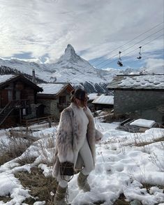 Swiss Alps Outfit, Alps Outfit, Emma Leger, Fur Aesthetic, Colorado Fashion, Stylish Winter Coats, Ootd Winter