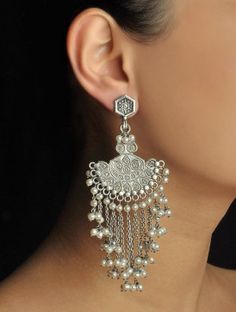 Pearl Mughal Earrings Antique Silver Jewelry, Indian Jewelry Sets, Jewelry Design Earrings, Silver Jewels, Fancy Jewellery, Silver Jewelry Fashion, Oxidised Jewellery, Traditional Jewelry, Jewelry Patterns