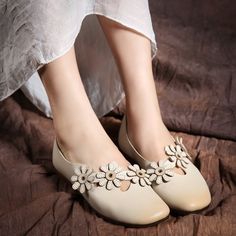 Handmade Stweet Flower Shoes, Round Toe, Soft Leather With Smooth Texture, Comfortable Sole, Personalized Design, Hand-Cut, Free Style. Helping Your Feet Look Slim. Wearing Your Unique Beauty. Details Determine Success Or Failure. Color: khaki/Brown/Black/RedMaterial: Top LeatherInsole: Genuine LeatherSole: PVCHeels: 2 cm/0.79"Weight: 0.2kg Each Shoes (measured size 6) Fit: Medium to Wide, Runs Normal.Origin: Made in China Production Time: About 3-5 days (Any exceptional case will email you, Ple Sweet Flowers, Oxford Boots, Flower Shoes, Buckle Ankle Boots, Brown Flats, Leather Flat Shoes, Free Style, Western Cowboy Boots, Perfect Shoes