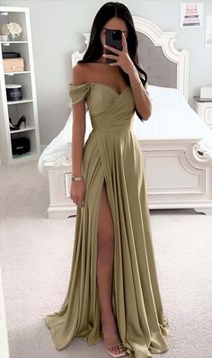 Long Dama Dresses, Women’s Dresses, Long Satin Dress Outfit, Dresses To Wear To A Wedding Classy, Prom Dress 2024, 2024 Prom Dresses, Classy Dress Outfits For Wedding, Satin Dress Ideas, Ideas De 15